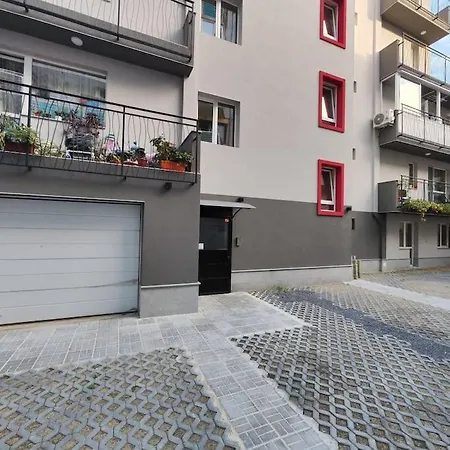 アパート ~ Velvet ~ Central & Quiet Flat + Private Parking