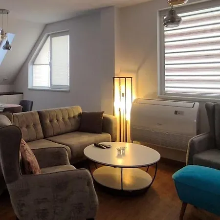 アパート ~ Velvet ~ Central & Quiet Flat + Private Parking *