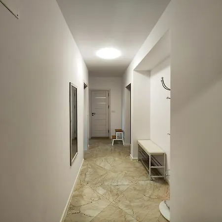 Lägenhet ~ Velvet ~ Central & Quiet Flat + Private Parking